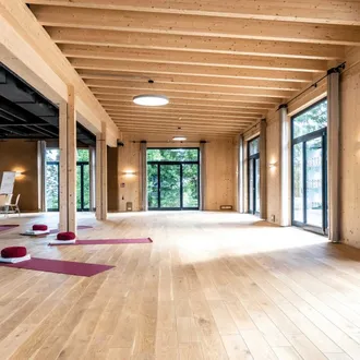 Seminarraum-Sonnensaal-Yogamatten-Parkettboden-Natur-1024x683